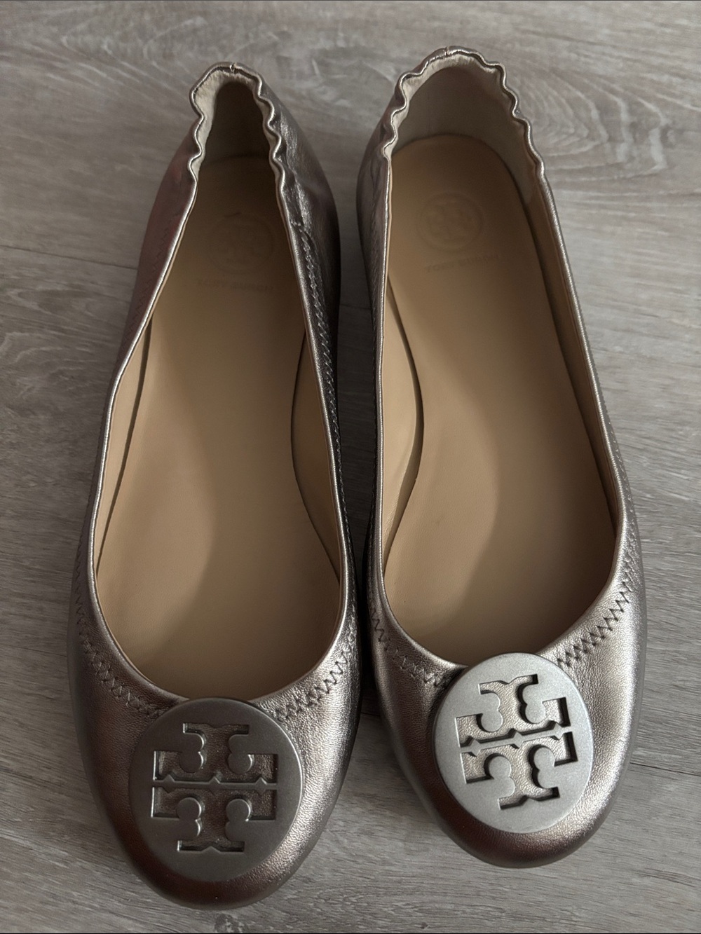 Tory Burch Metallic Pewter Logo Ballet Flats, size 8